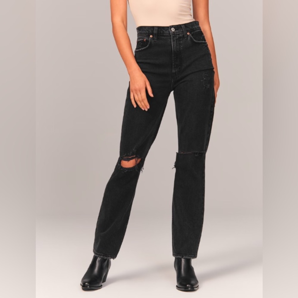 ABERCROMBIE AND FITCH Ultra High Rise 90’s Straight Jean Black Size 26/2s NWOT